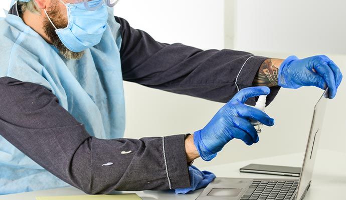 Disinfecting electronic accessory Disinfecting electronic accessory